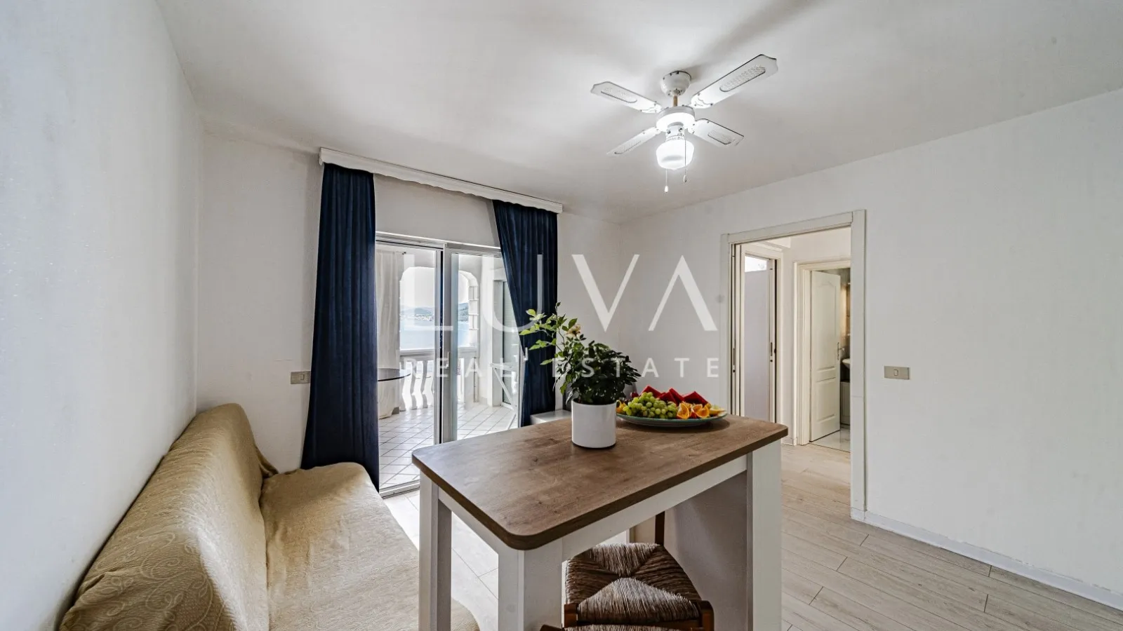 Korčula, Vela Luka, kuća s apartmanima uz more na prodaju