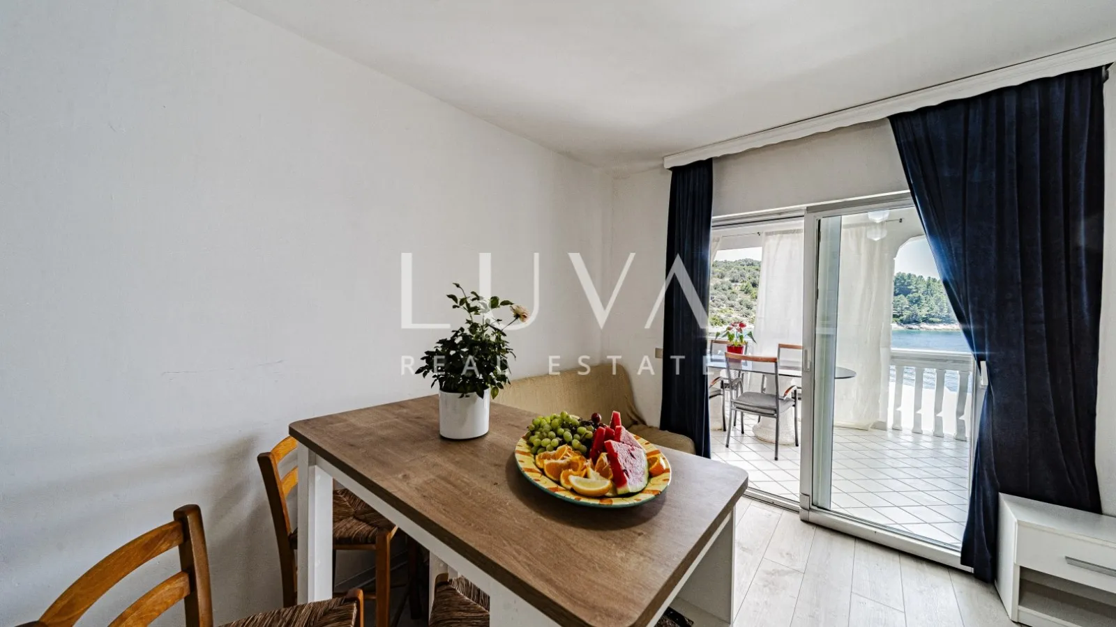 Korčula, Vela Luka, kuća s apartmanima uz more na prodaju