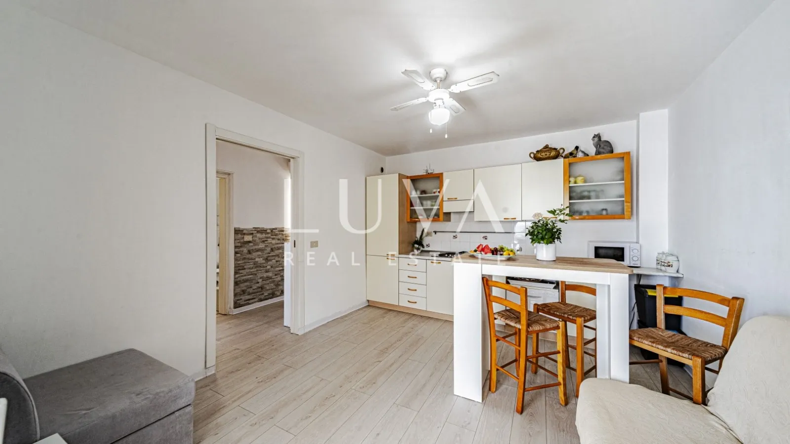 Korčula, Vela Luka, kuća s apartmanima uz more na prodaju