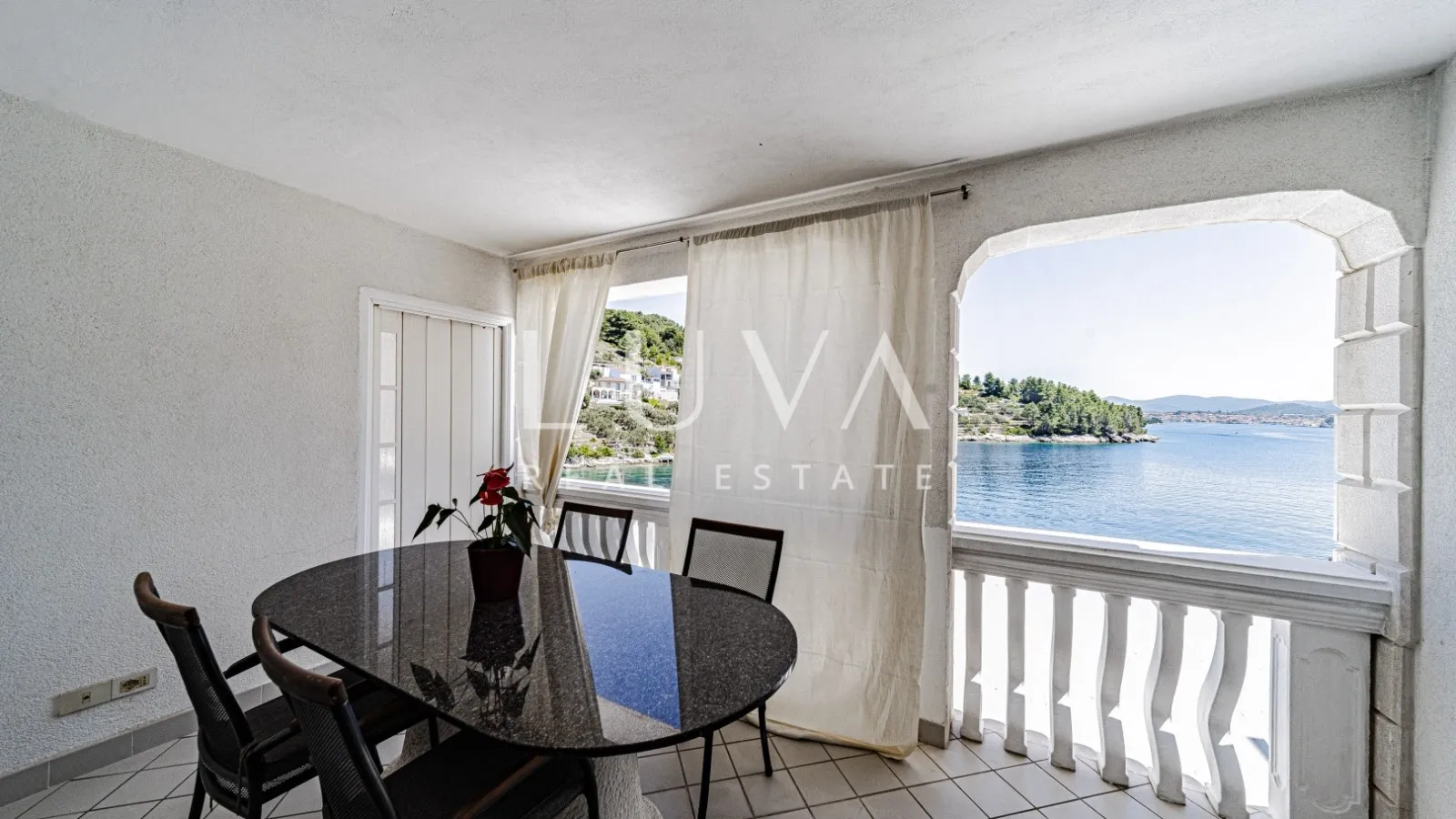 Korčula, Vela Luka, kuća s apartmanima uz more na prodaju