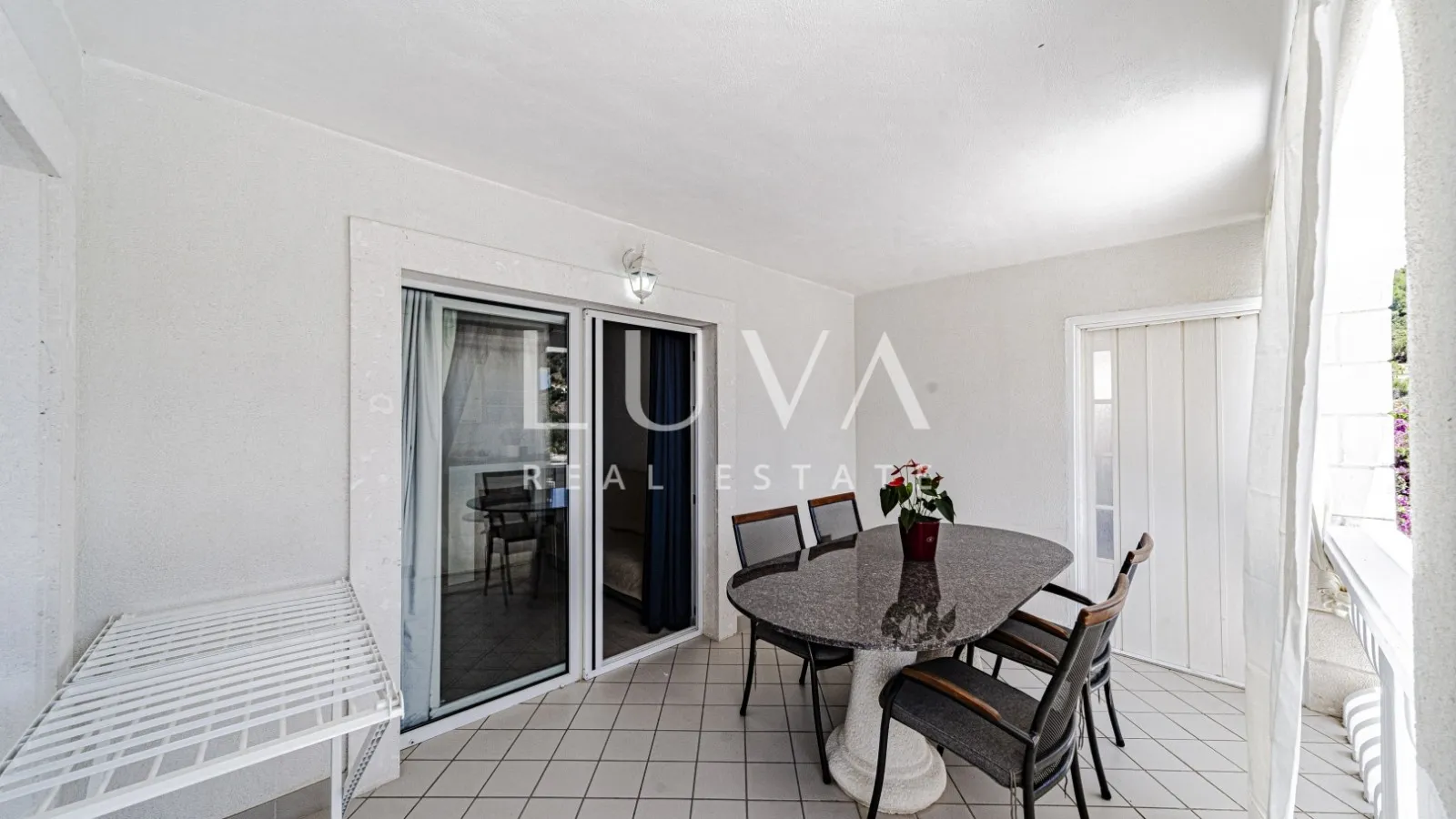 Korčula, Vela Luka, kuća s apartmanima uz more na prodaju