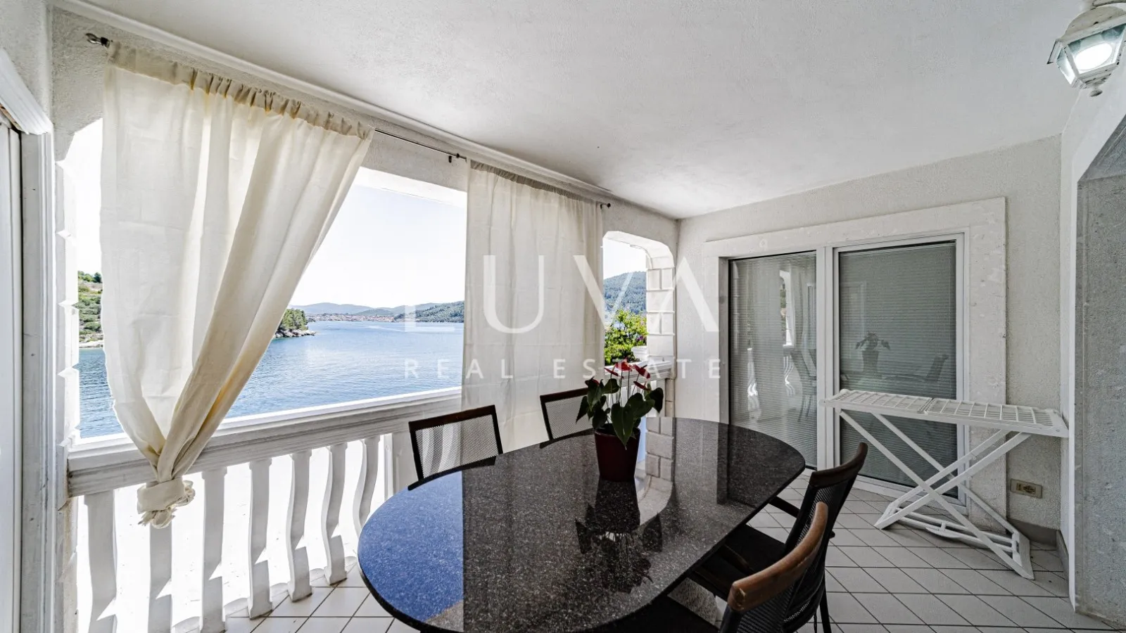 Korčula, Vela Luka, kuća s apartmanima uz more na prodaju