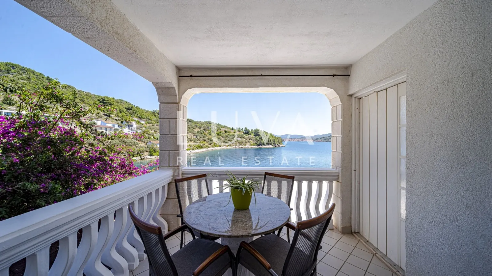 Korčula, Vela Luka, kuća s apartmanima uz more na prodaju