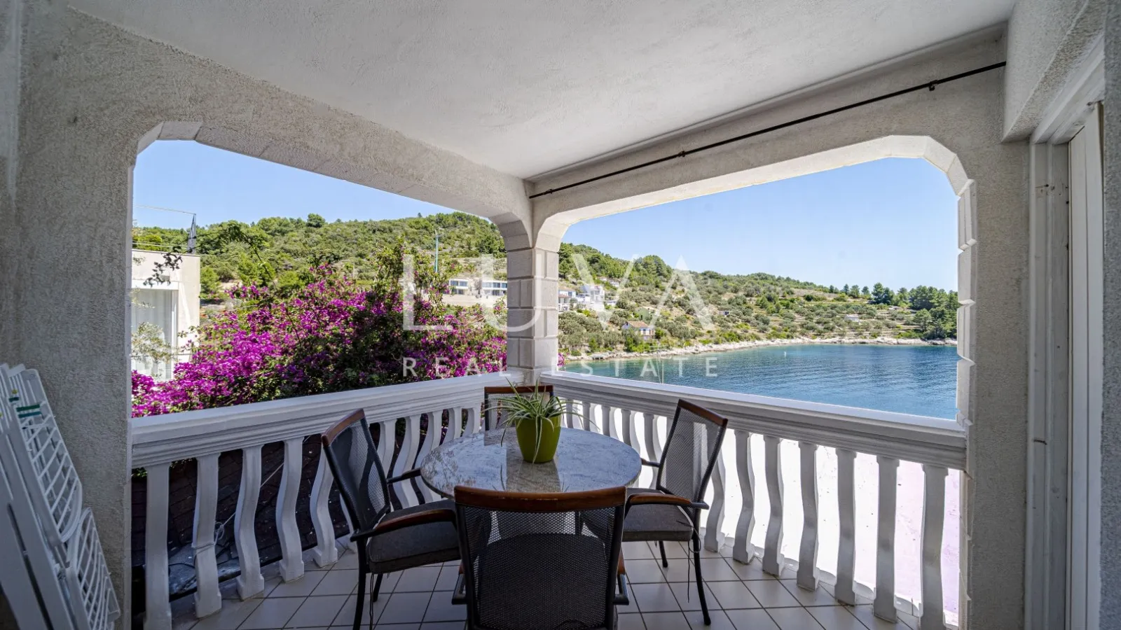 Korčula, Vela Luka, kuća s apartmanima uz more na prodaju