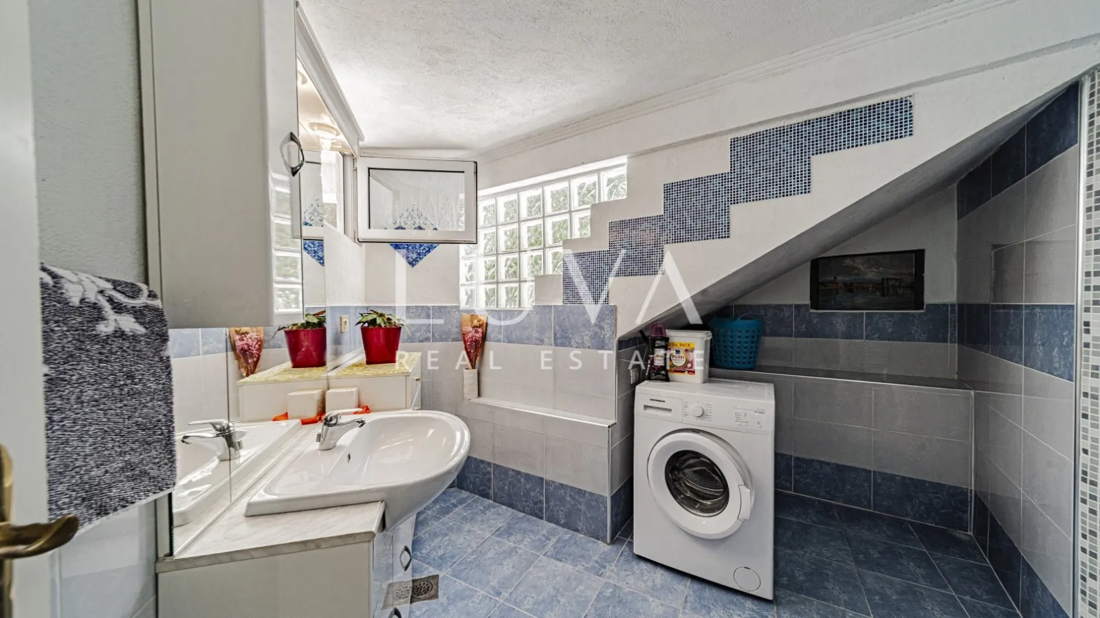 Korčula, Vela Luka, kuća s apartmanima uz more na prodaju