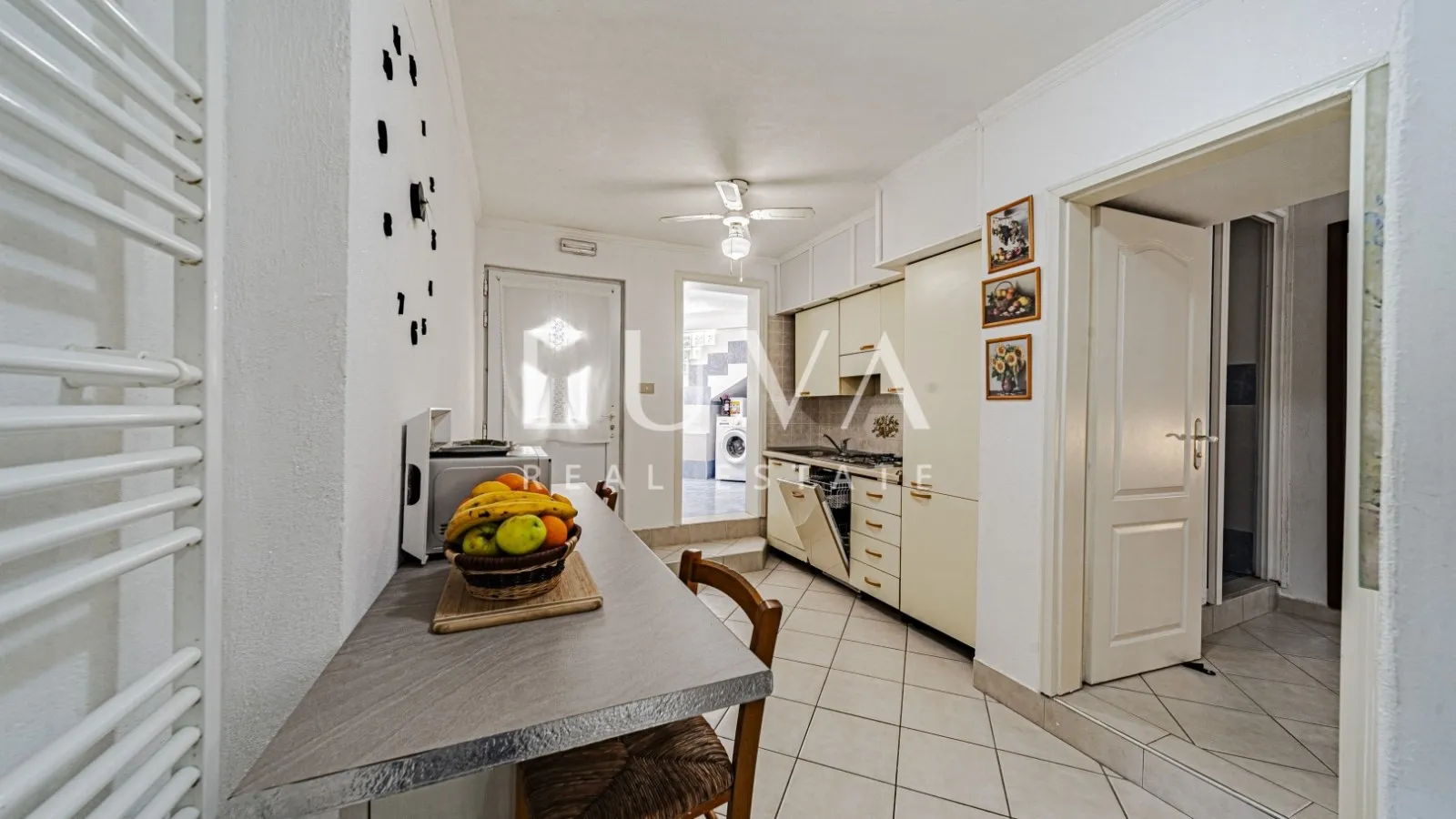 Korčula, Vela Luka, kuća s apartmanima uz more na prodaju