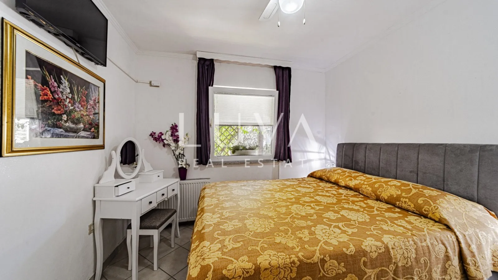 Korčula, Vela Luka, kuća s apartmanima uz more na prodaju