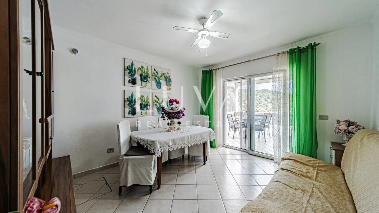 Korčula, Vela Luka, kuća s apartmanima uz more na prodaju
