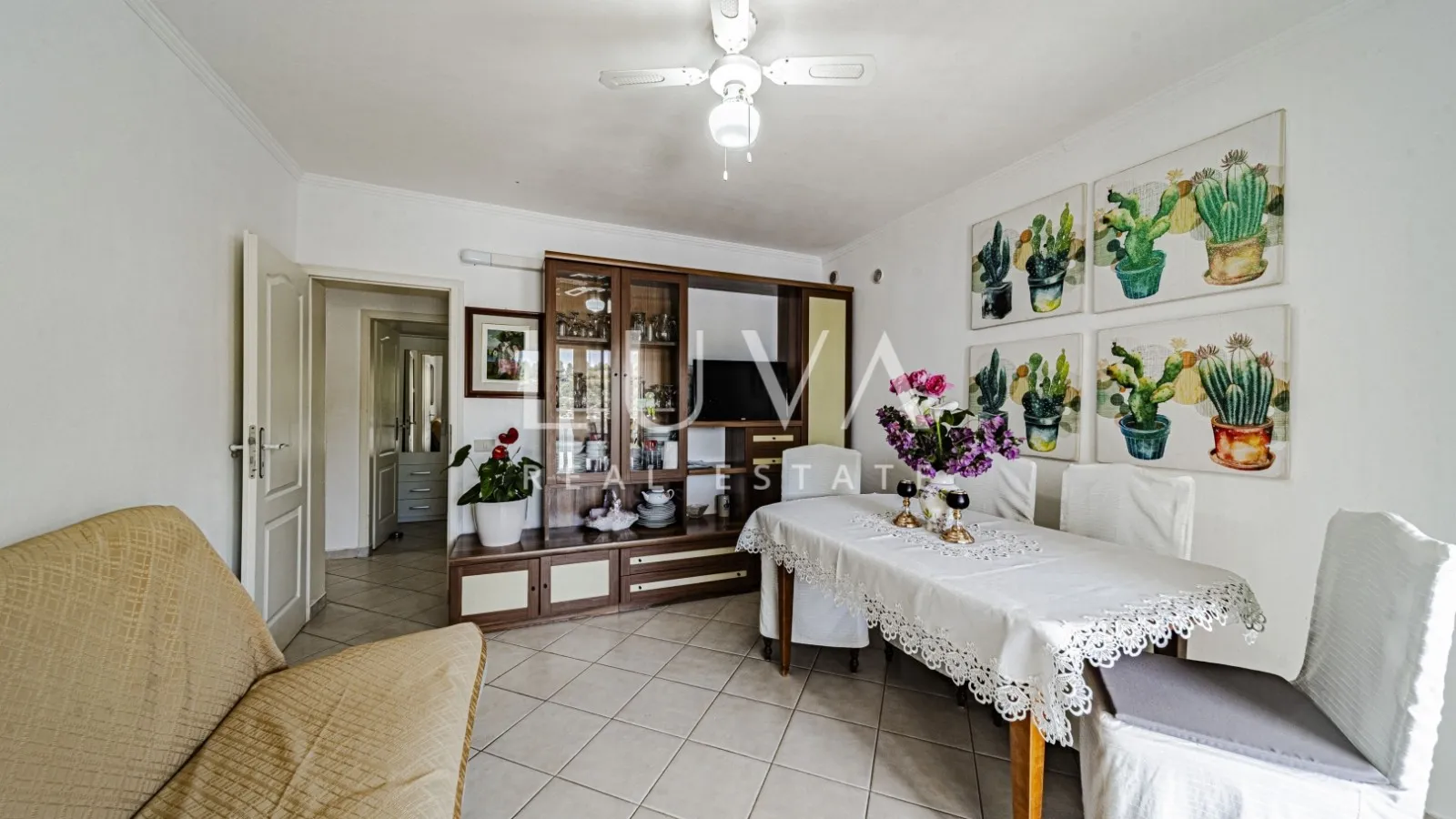 Korčula, Vela Luka, kuća s apartmanima uz more na prodaju