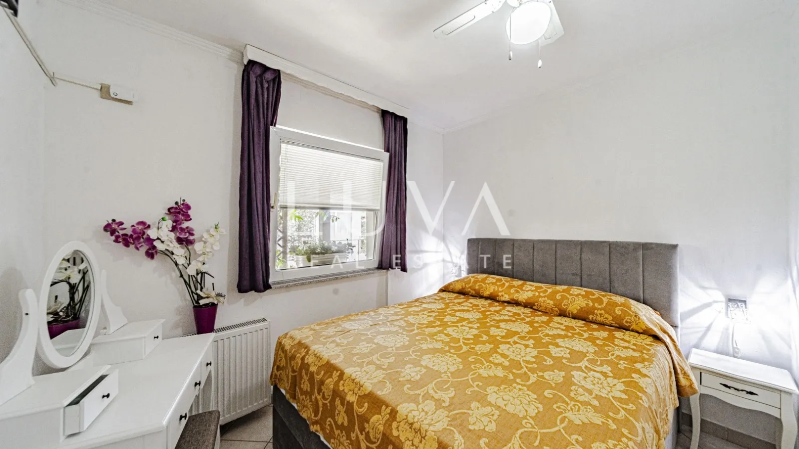 Korčula, Vela Luka, kuća s apartmanima uz more na prodaju