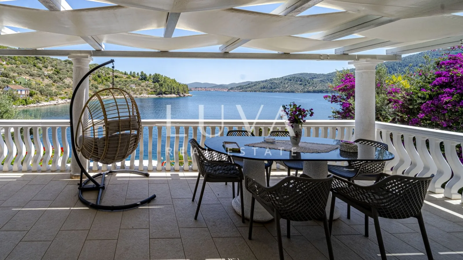 Korčula, Vela Luka, kuća s apartmanima uz more na prodaju