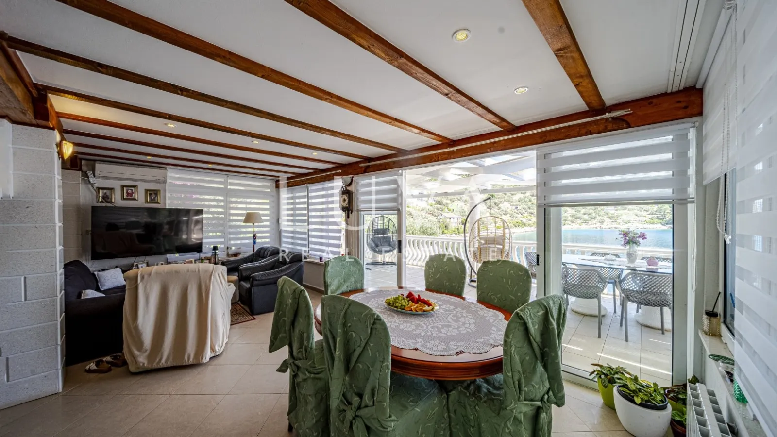 Korčula, Vela Luka, kuća s apartmanima uz more na prodaju