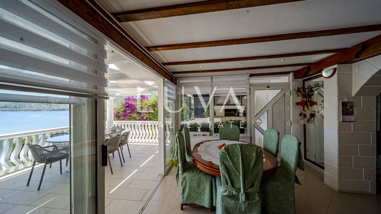 Korčula, Vela Luka, kuća s apartmanima uz more na prodaju