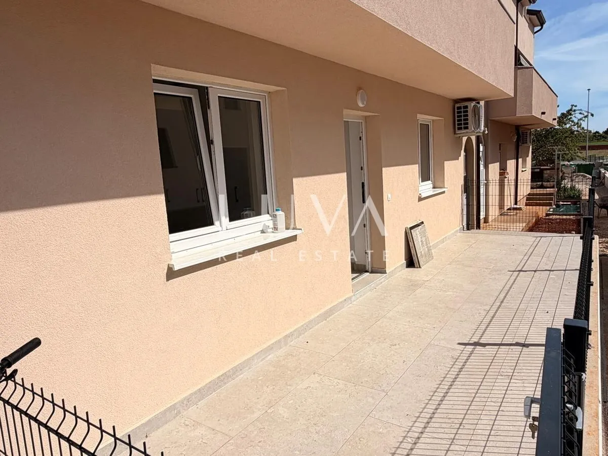 Novigrad, Istria, one-bedroom apartment with terrace, 1,5 mk from the sea, 39 m²