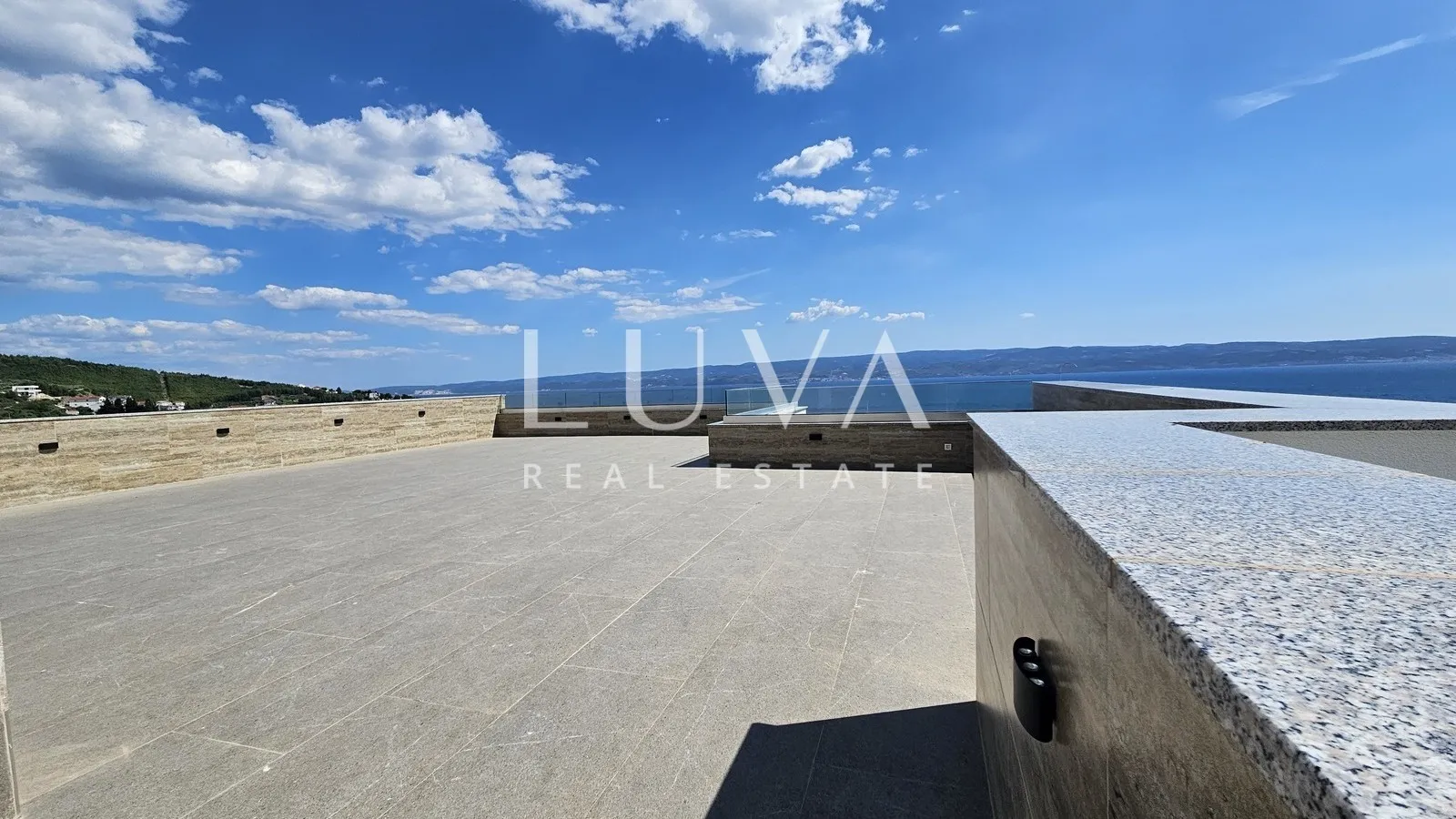 Omiš, Jesenice, Penthouse mit einer 134 m² großen Terrasse mit Meerblick