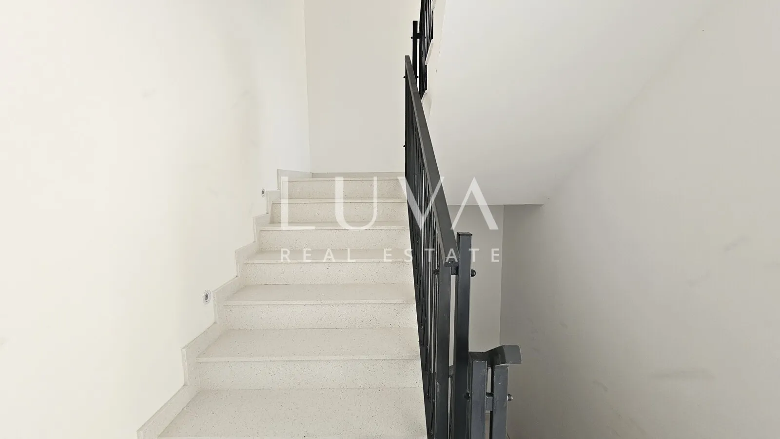 Omiš, Jesenice, Penthouse mit einer 134 m² großen Terrasse mit Meerblick