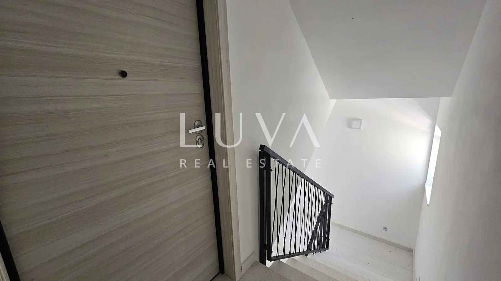 Omiš, Jesenice, Penthouse mit einer 134 m² großen Terrasse mit Meerblick