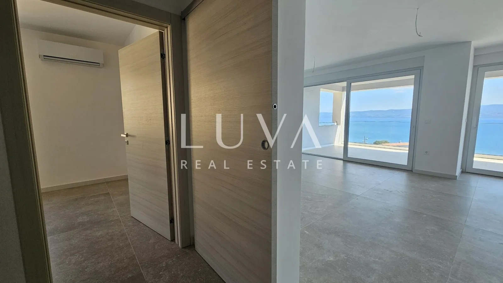 Omiš, Jesenice, Penthouse mit einer 134 m² großen Terrasse mit Meerblick