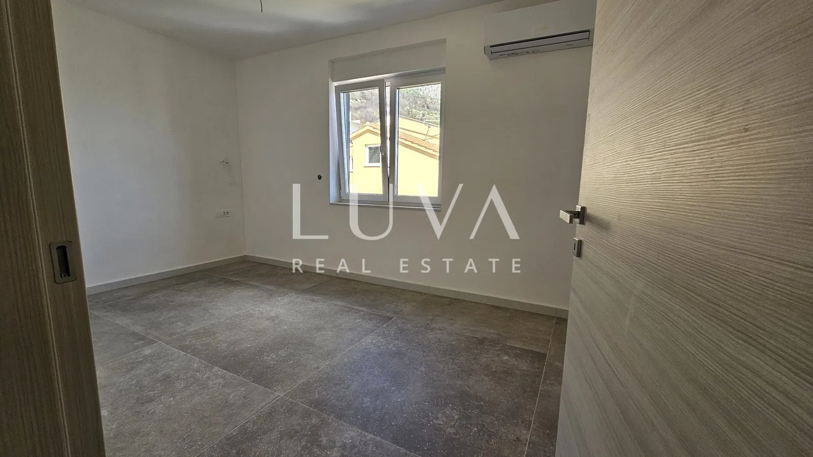 Omiš, Jesenice, Penthouse mit einer 134 m² großen Terrasse mit Meerblick