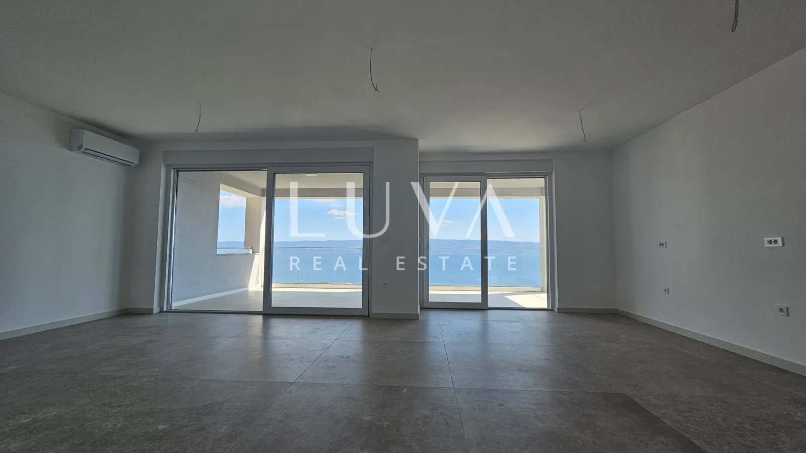 Omiš, Jesenice, Penthouse mit einer 134 m² großen Terrasse mit Meerblick