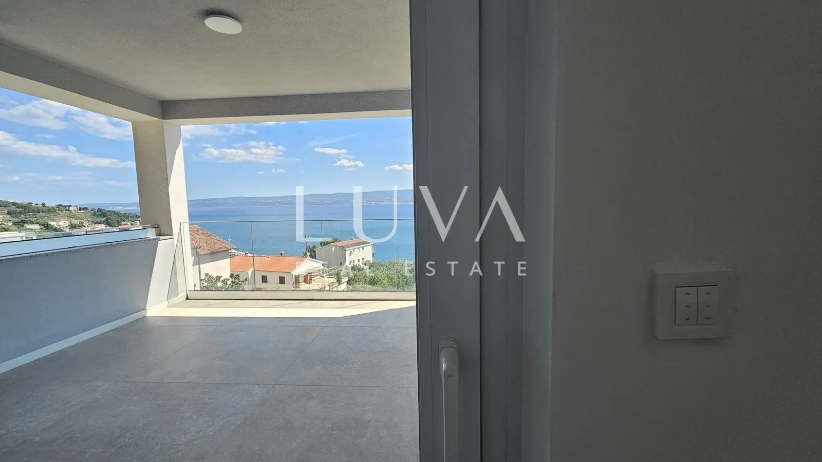 Omiš, Jesenice, Penthouse mit einer 134 m² großen Terrasse mit Meerblick