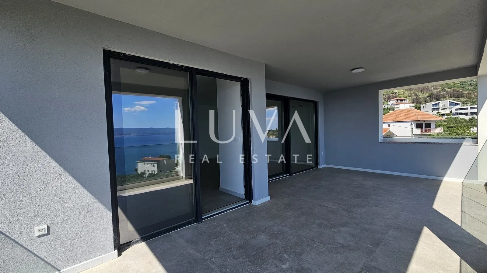 Omiš, Jesenice, Penthouse mit einer 134 m² großen Terrasse mit Meerblick