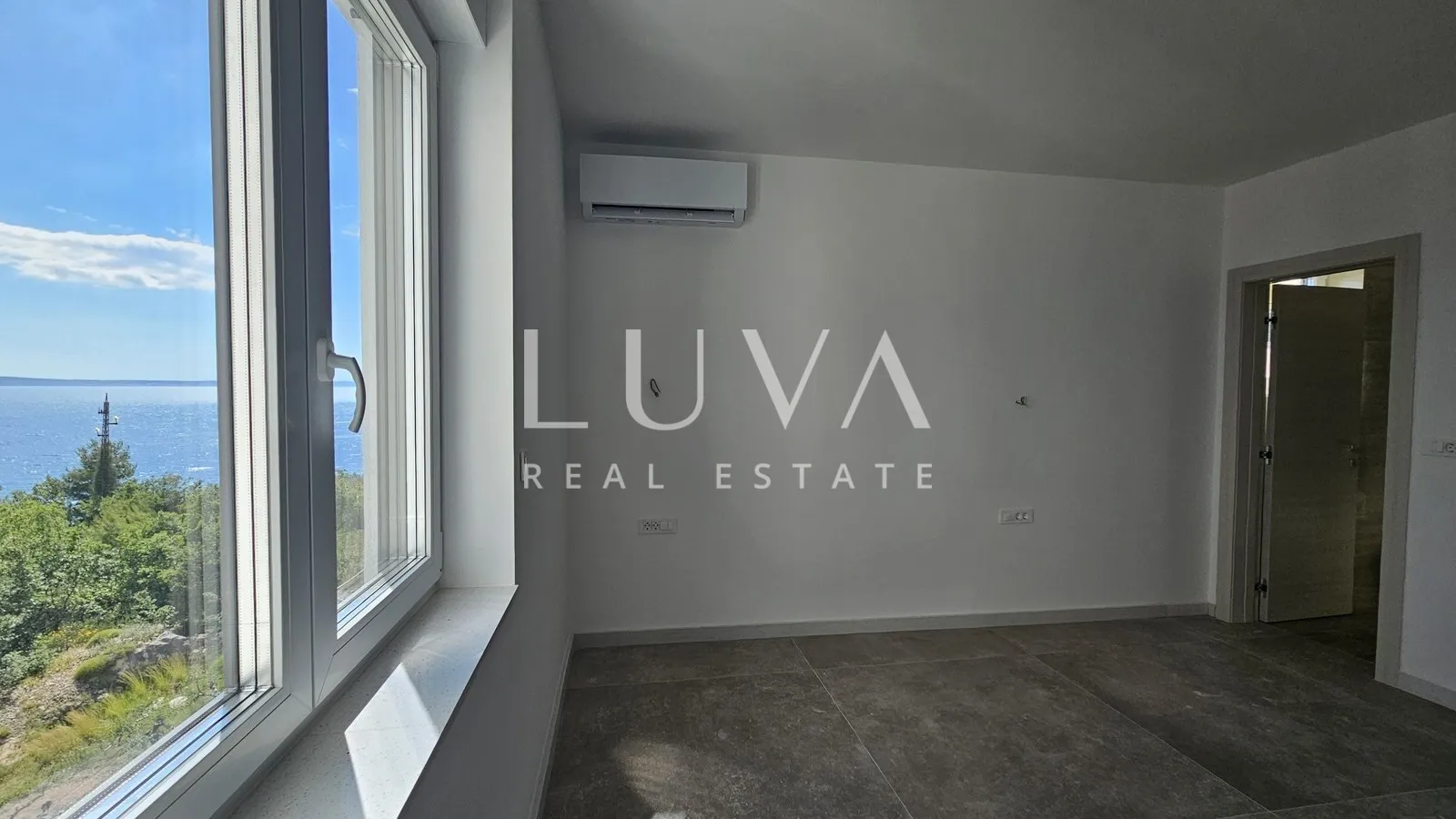 Omiš, Jesenice, Penthouse mit einer 134 m² großen Terrasse mit Meerblick