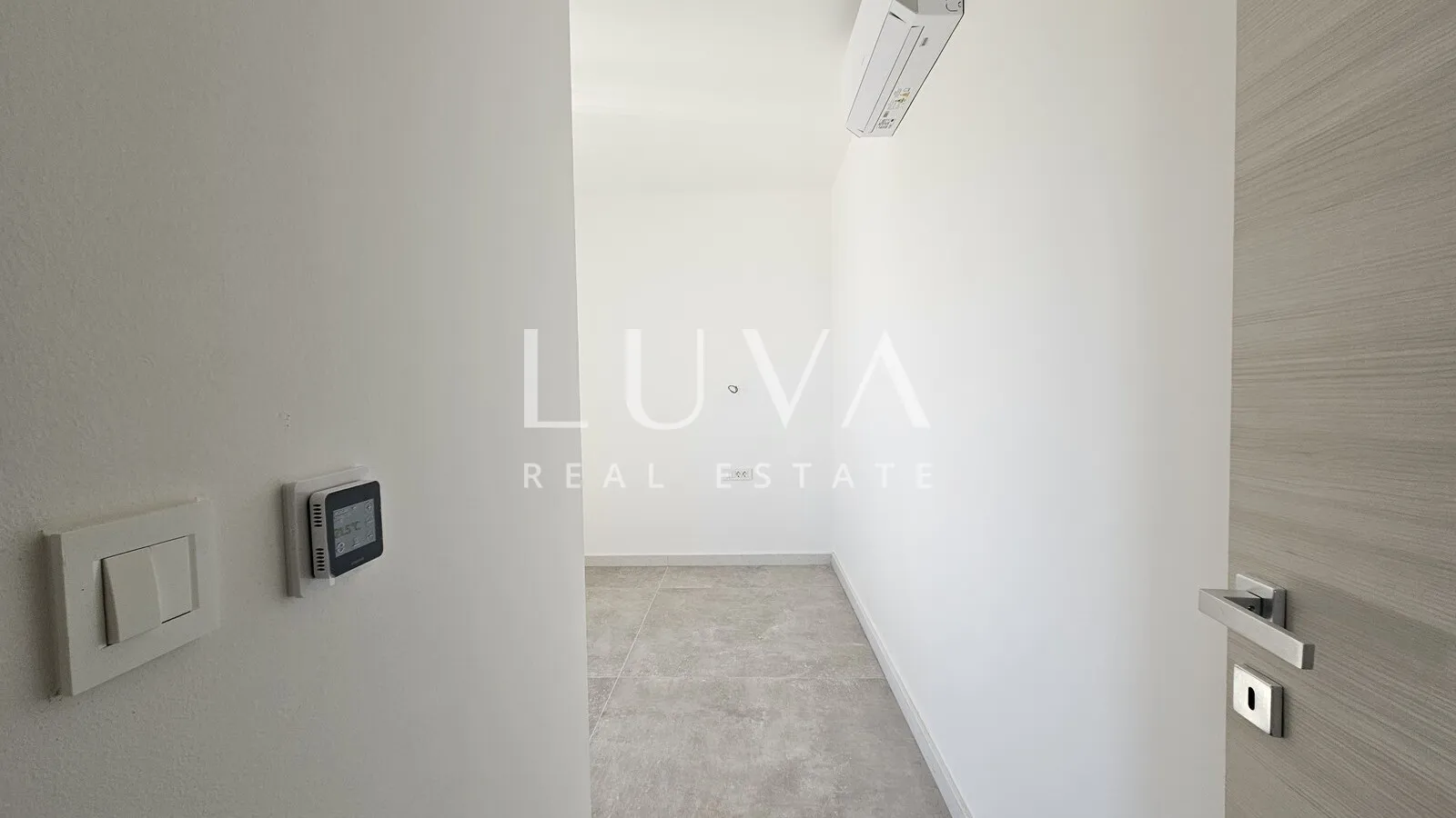 Omiš, Jesenice, Penthouse mit einer 134 m² großen Terrasse mit Meerblick