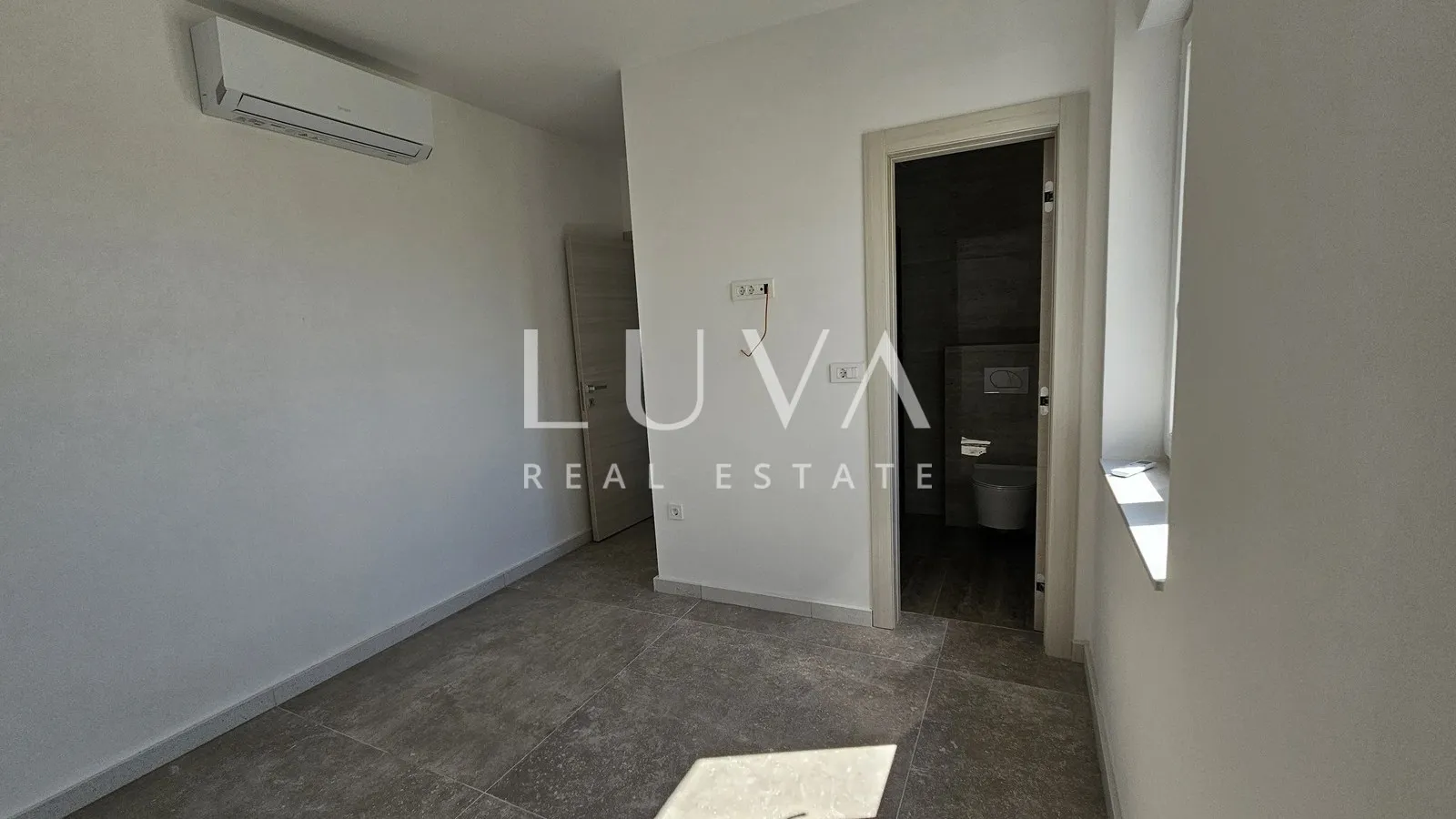 Omiš, Jesenice, Penthouse mit einer 134 m² großen Terrasse mit Meerblick