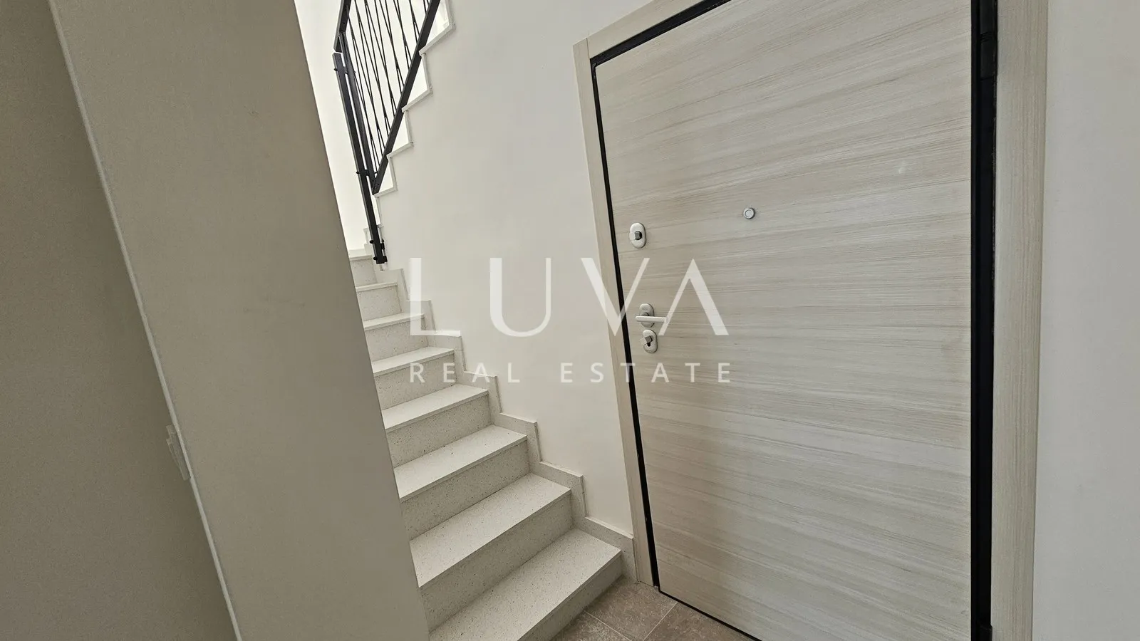 Omiš, Jesenice, Penthouse mit einer 134 m² großen Terrasse mit Meerblick