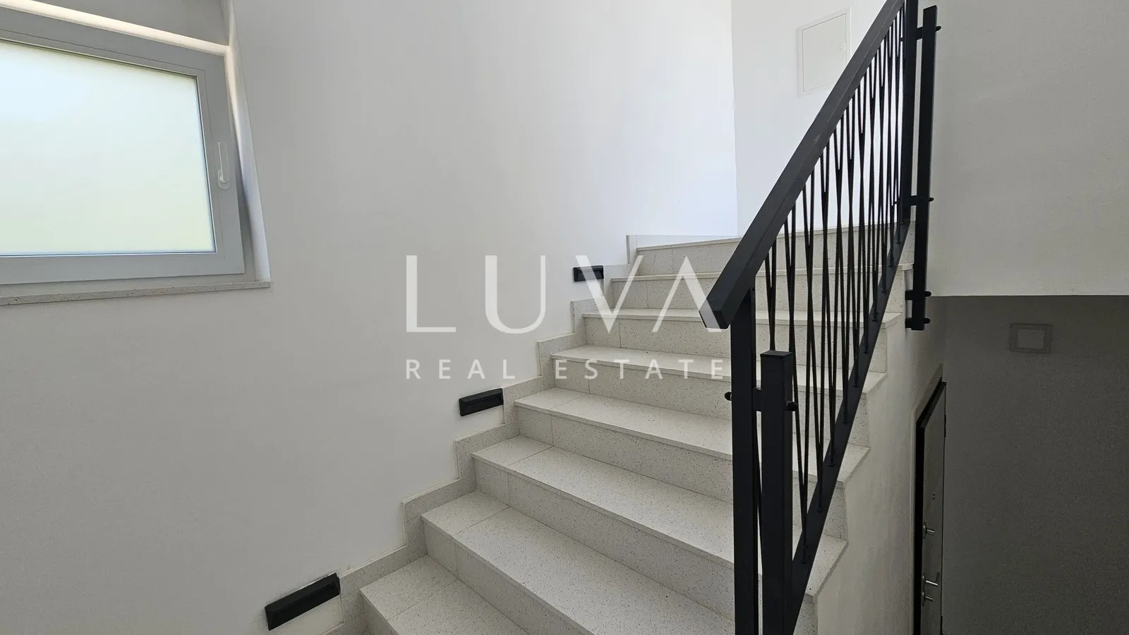 Omiš, Jesenice, Penthouse mit einer 134 m² großen Terrasse mit Meerblick
