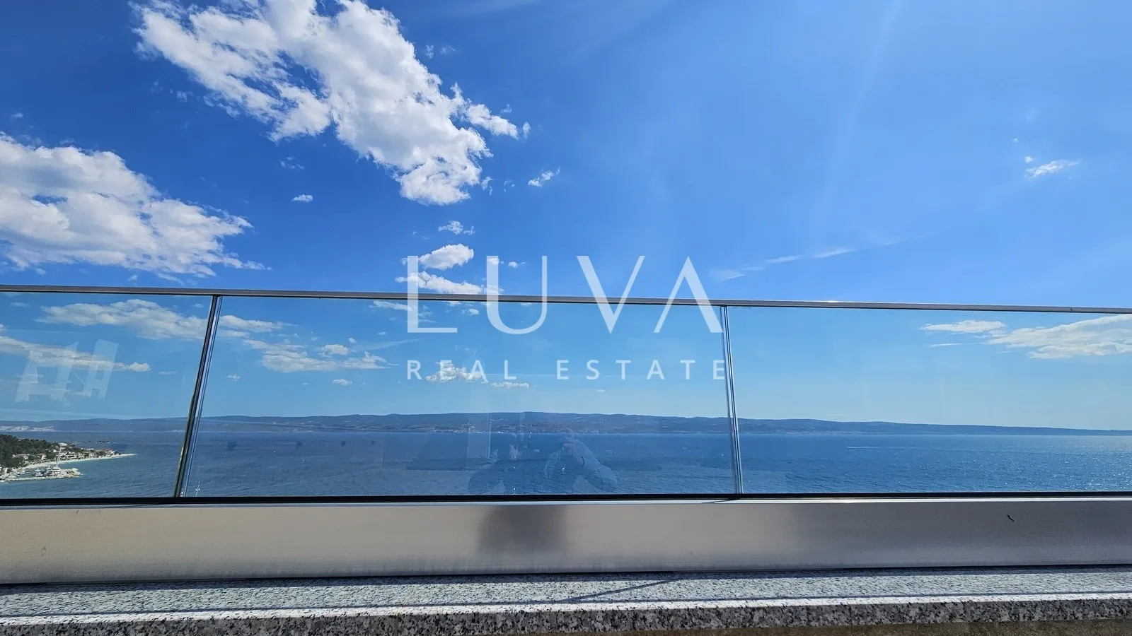 Omiš, Jesenice, Penthouse mit einer 134 m² großen Terrasse mit Meerblick