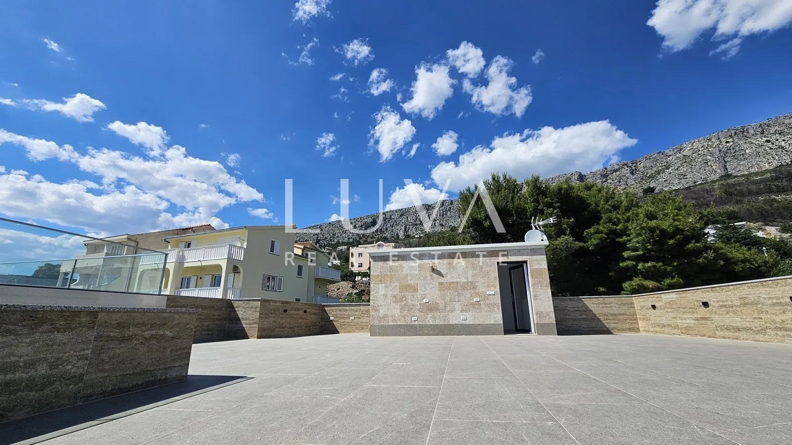 Omiš, Jesenice, Penthouse mit einer 134 m² großen Terrasse mit Meerblick
