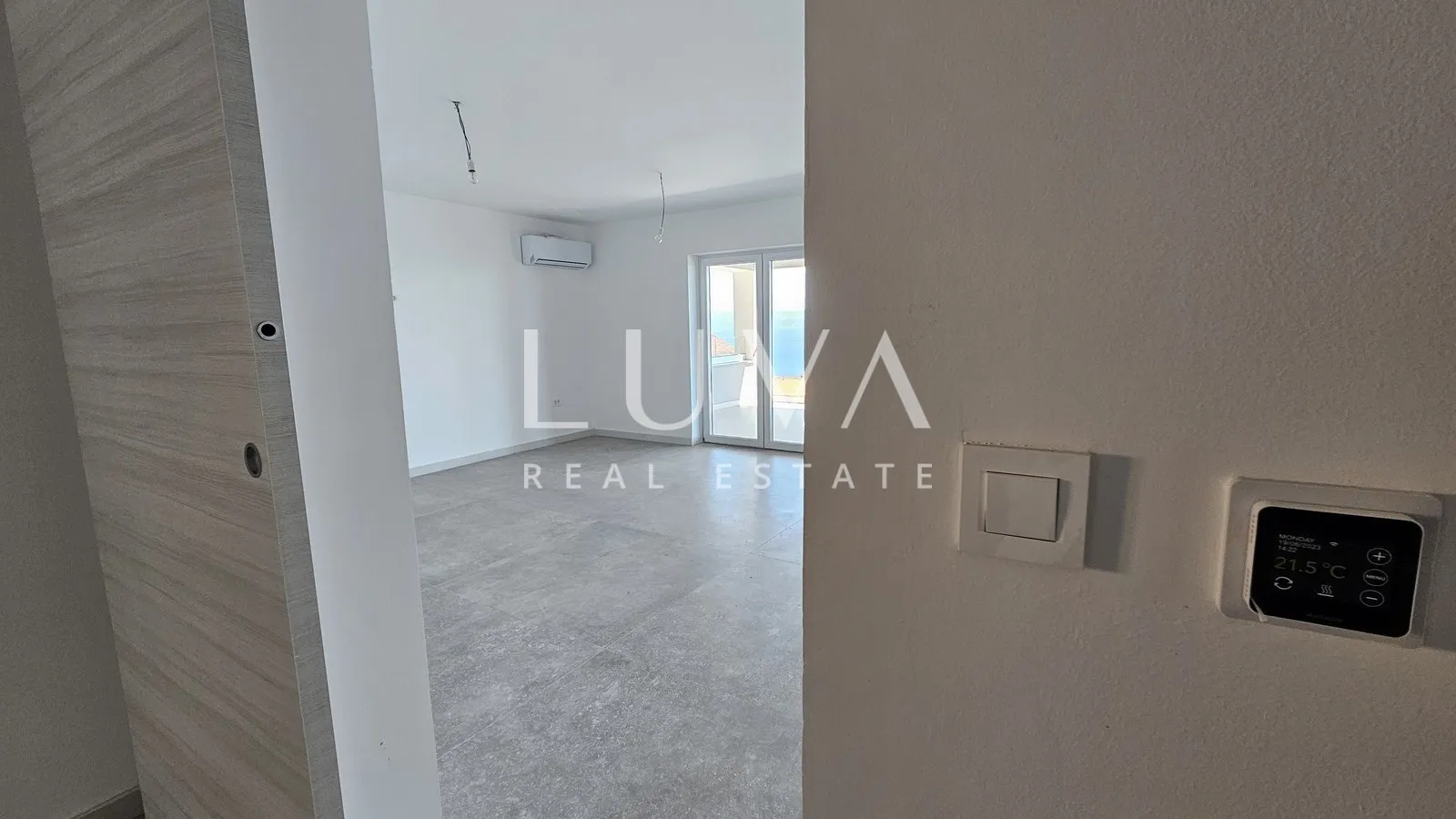 Omiš, Jesenice, 4 soban stan od 134 m2 s pogledom na more na prodaju