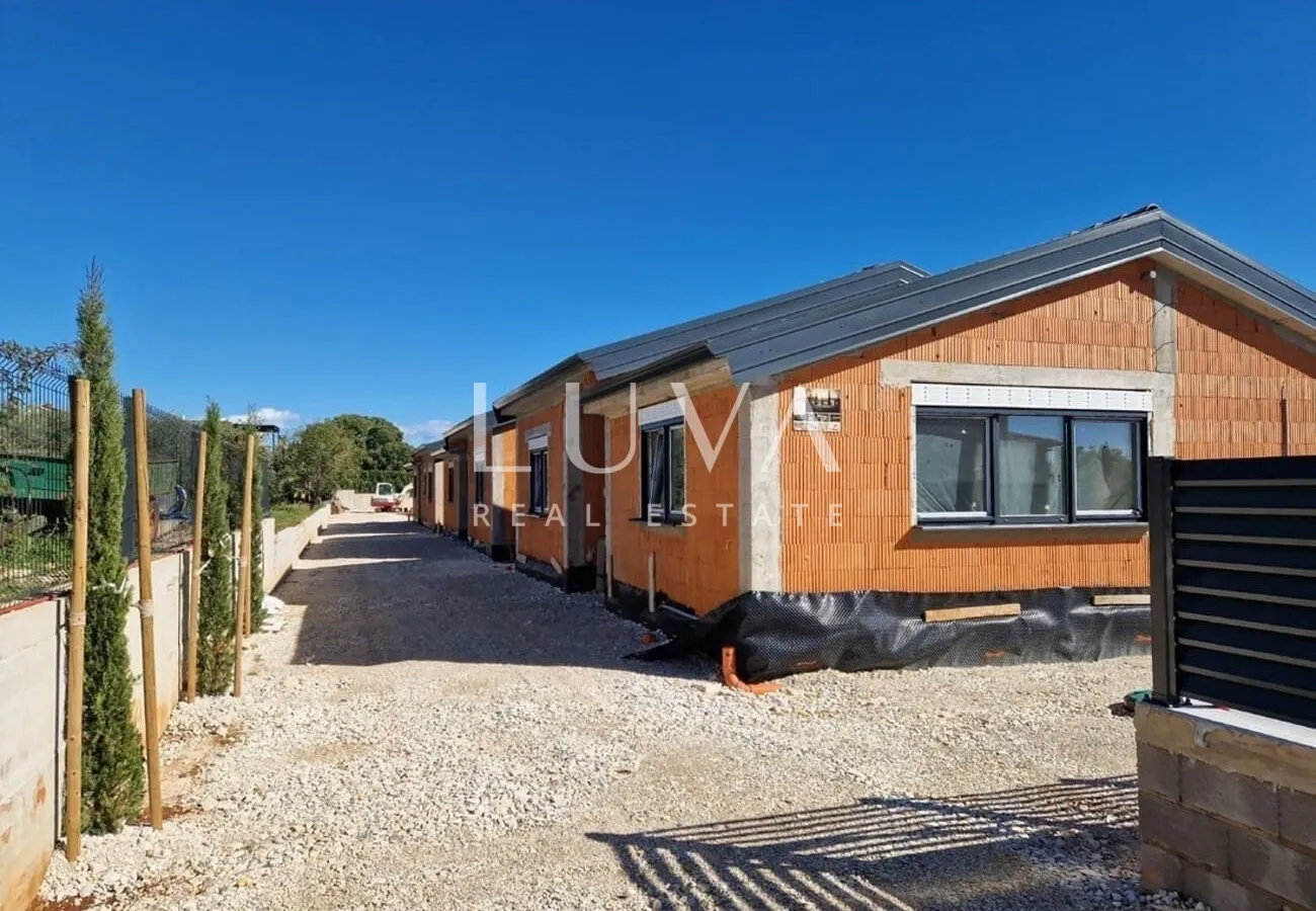 Istrien, Kaštelir, Modernes Erdgeschosshaus mit 95 m² und Innenhof zu verkaufen