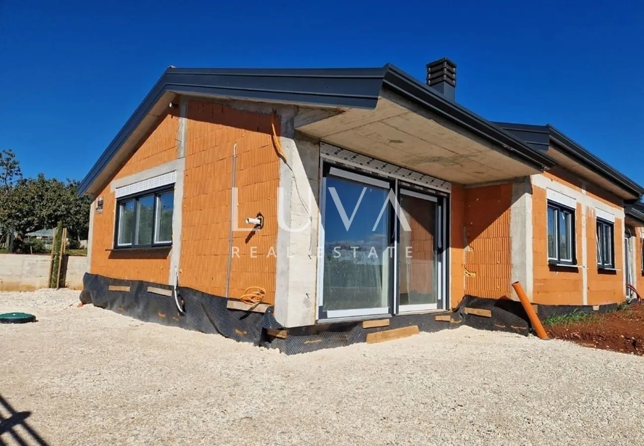 Istrien, Kaštelir, Modernes Erdgeschosshaus mit 95 m² und Innenhof zu verkaufen