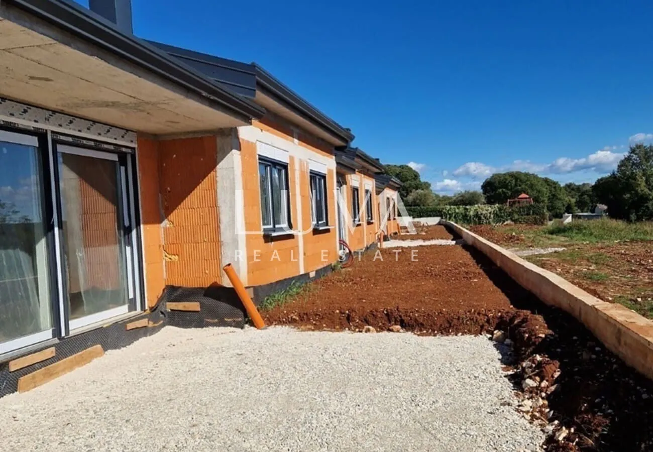 Istrien, Kaštelir, Modernes Erdgeschosshaus mit 95 m² und Innenhof zu verkaufen