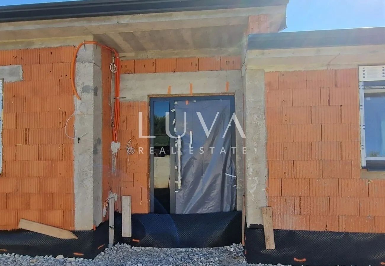 Istrien, Kaštelir, Modernes Erdgeschosshaus mit 95 m² und Innenhof zu verkaufen