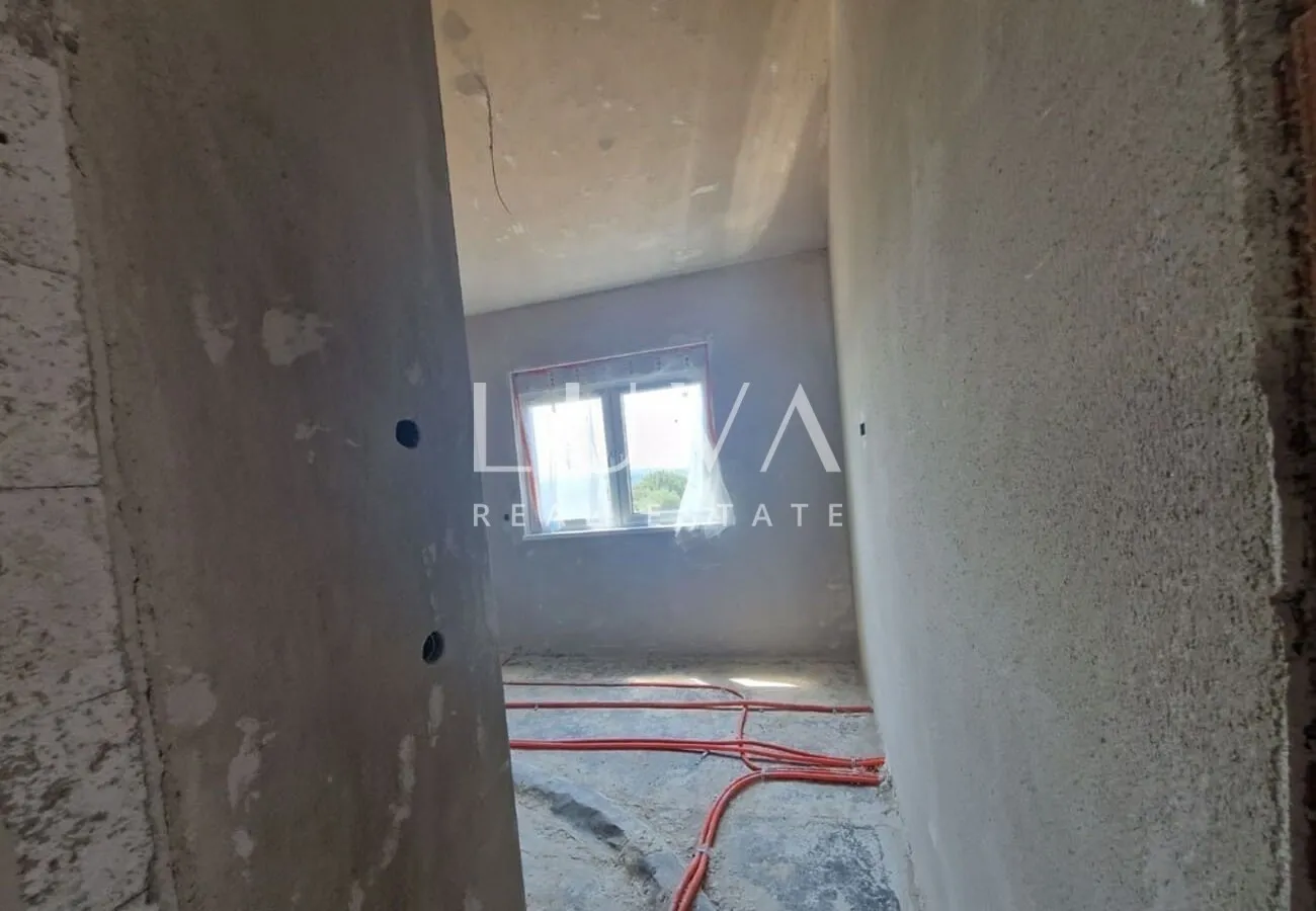 Istrien, Kaštelir, Modernes Erdgeschosshaus mit 95 m² und Innenhof zu verkaufen