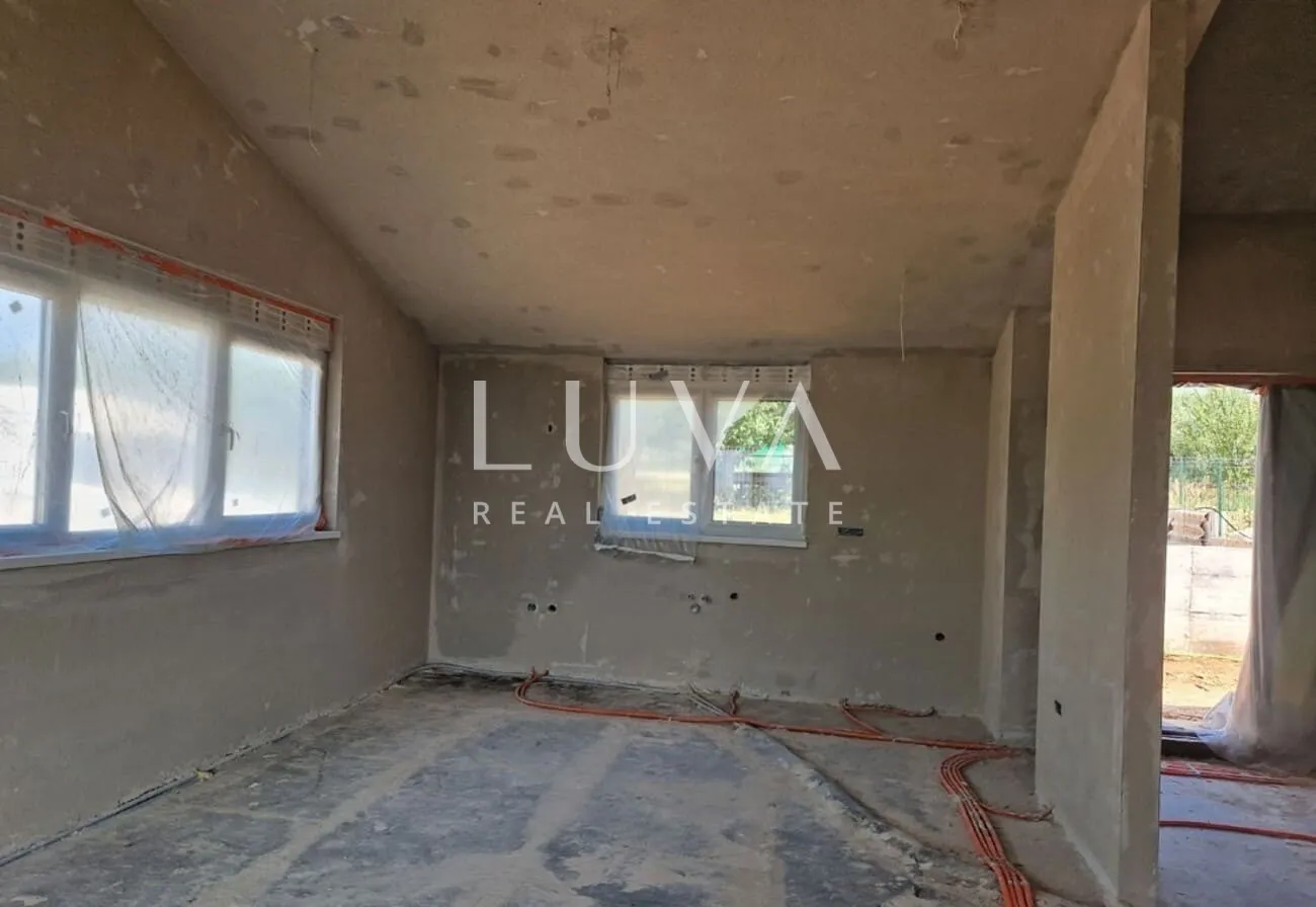 Istrien, Kaštelir, Modernes Erdgeschosshaus mit 95 m² und Innenhof zu verkaufen