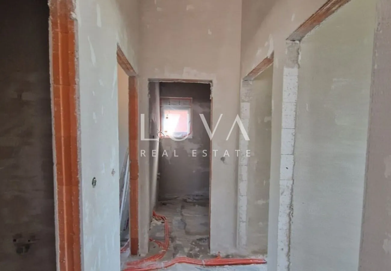 Istrien, Kaštelir, Modernes Erdgeschosshaus mit 95 m² und Innenhof zu verkaufen