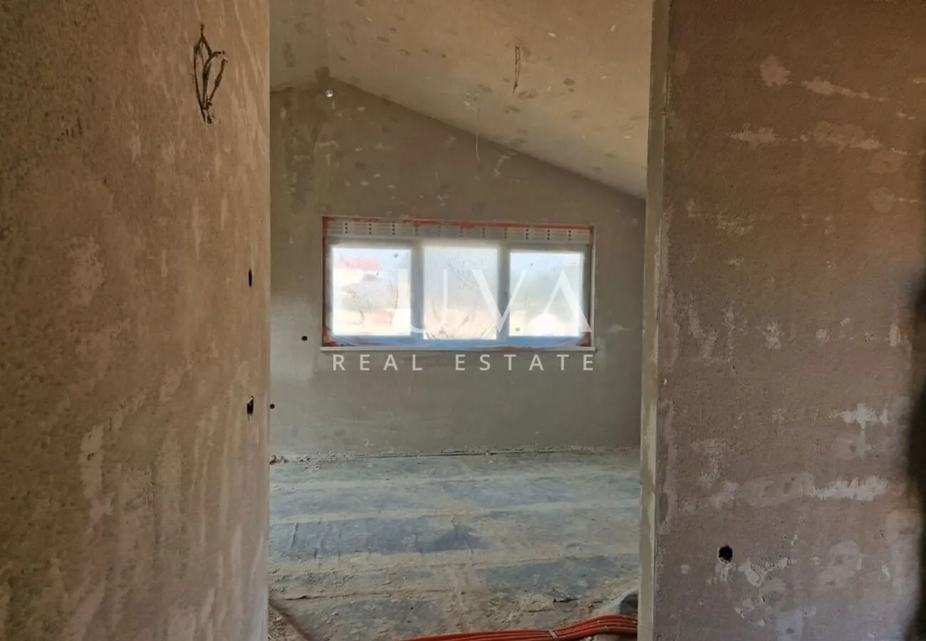 Istrien, Kaštelir, Modernes Erdgeschosshaus mit 95 m² und Innenhof zu verkaufen