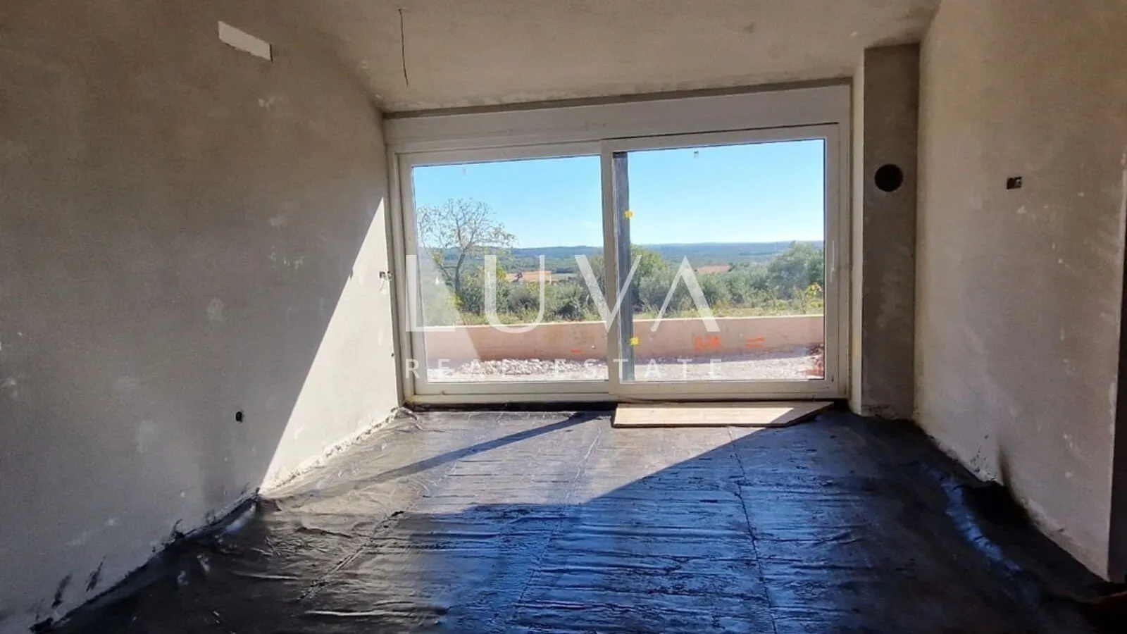 Istrien, Kaštelir, Modernes Erdgeschosshaus mit 88 m² und Innenhof zu verkaufen