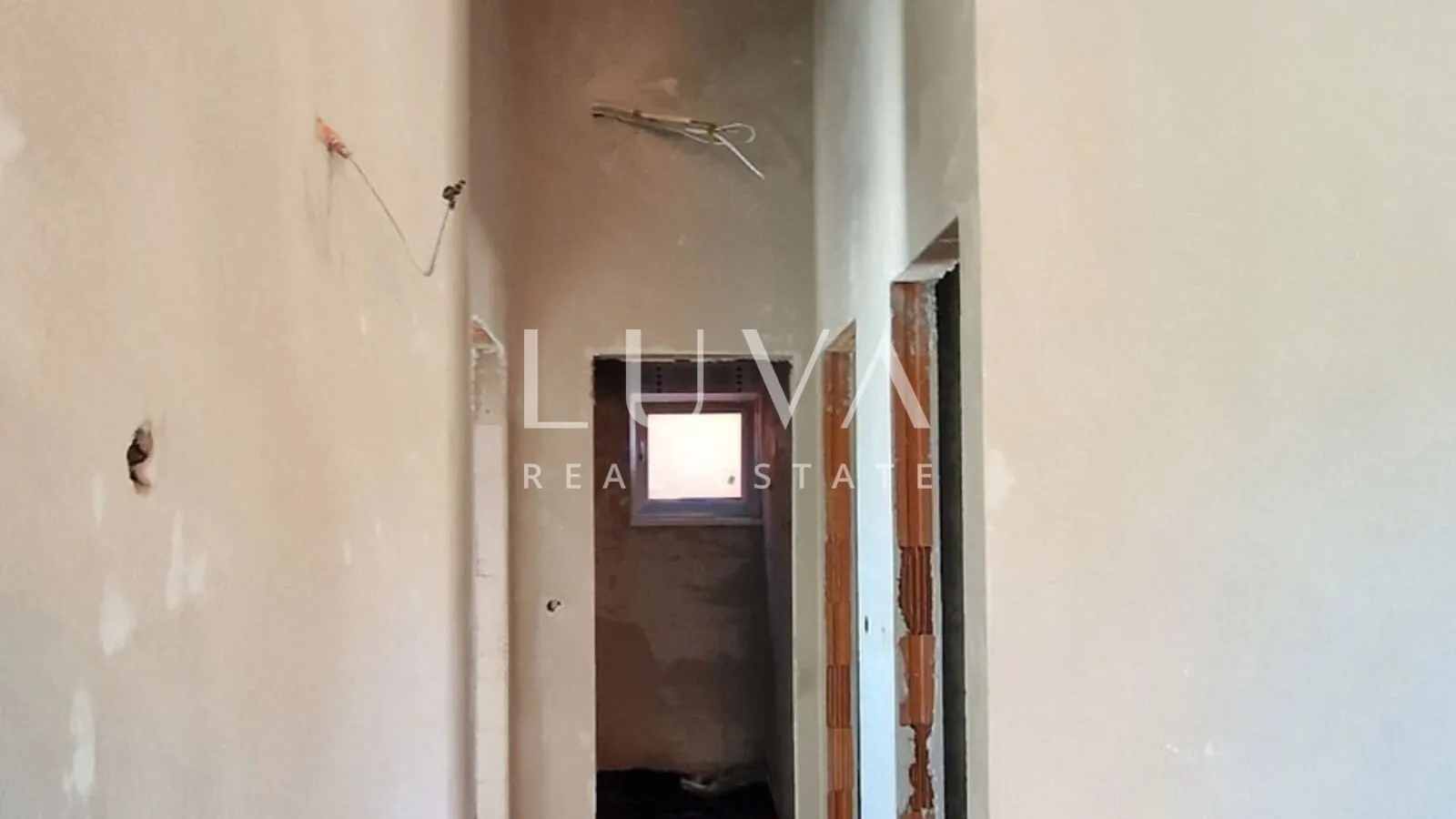 Istrien, Kaštelir, Modernes Erdgeschosshaus mit 88 m² und Innenhof zu verkaufen