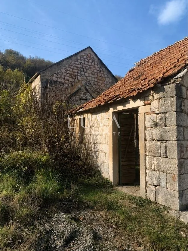 Sinj, Brnaze, building land 1,185 m² with 3 stone houses with a total footprint of 180 m²