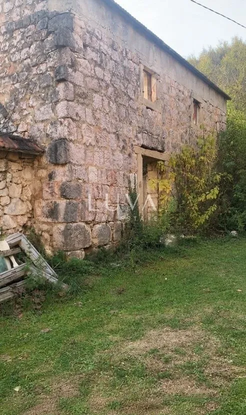 Sinj, Brnaze, building land 1,185 m² with 3 stone houses with a total footprint of 180 m²