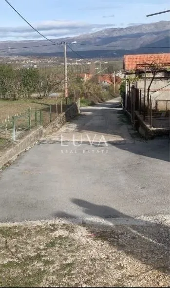 Sinj, Brnaze, building land 1,185 m² with 3 stone houses with a total footprint of 180 m²