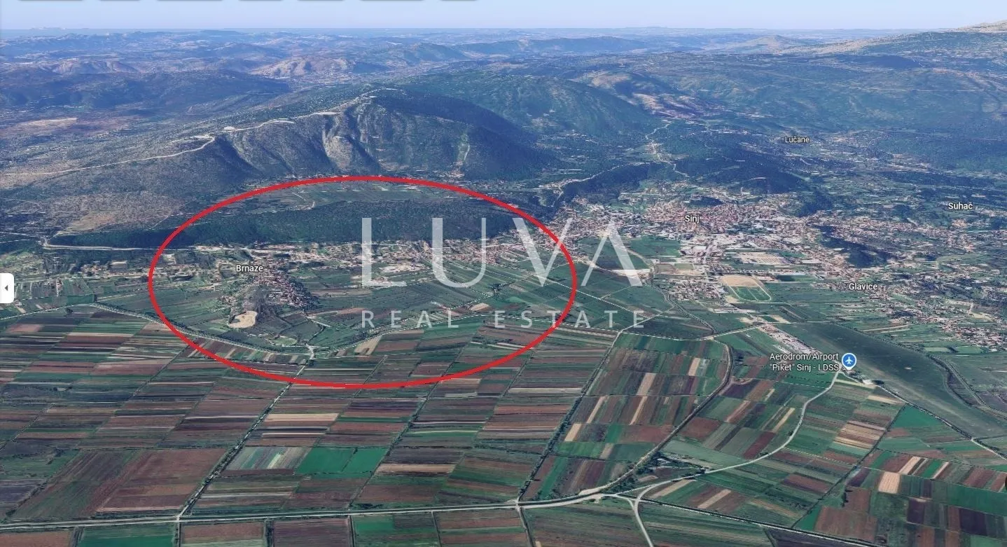 Sinj, Brnaze, building land 1,185 m² with 3 stone houses with a total footprint of 180 m²
