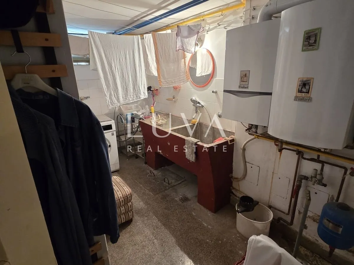 Zagreb, Tuškanac, semi detached house for renovation for sale
