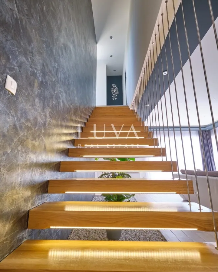 Kaštel Stari, vila 324 m² s bazenom i pogledom na more na prodaju